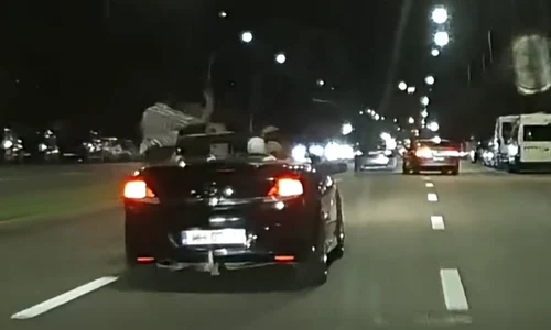 un tanar sta in picioare in decapotabila foto actual mehedinti facebook png