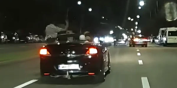 un tanar sta in picioare in decapotabila foto actual mehedinti facebook png