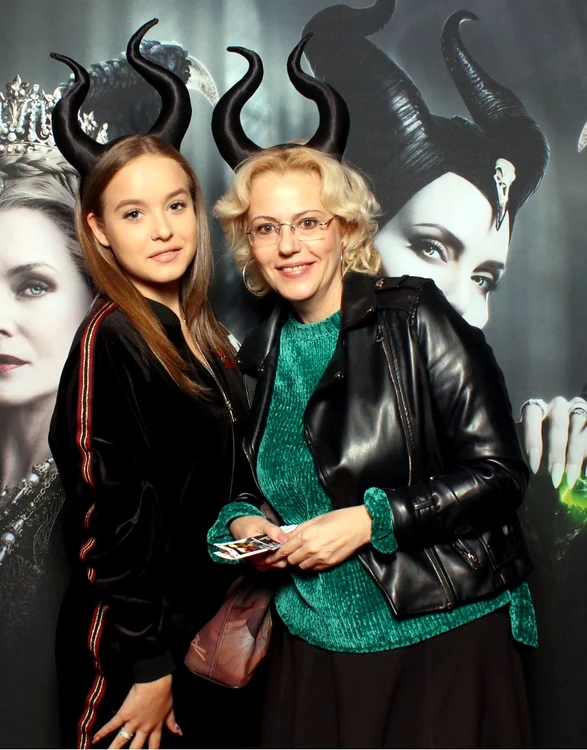 Mara Ilinca și-a întrecut mama în înălțime. Este o adolescentă superbă