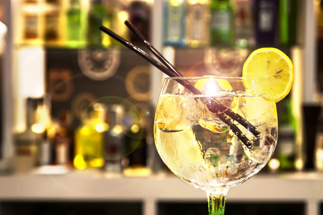 Ginul nu mai este considerat a fi o băutură doar pentru bunici, astfel 
că preparatele aromatice noi sunt ademenitoare pentru o mulţime de 
tineri FOTO Shutterstock