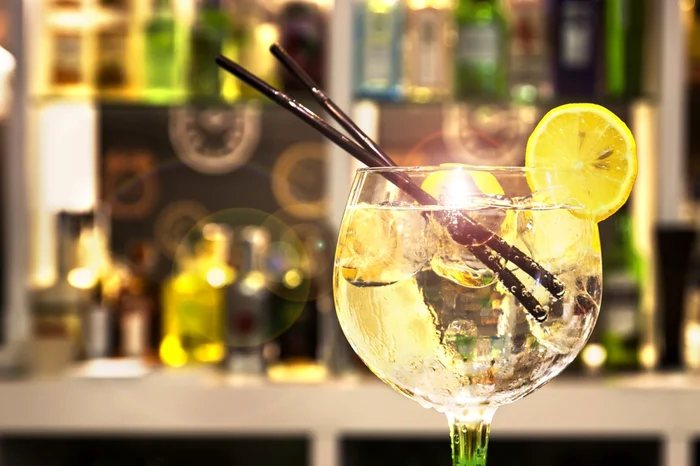 Ginul nu mai este considerat a fi o băutură doar pentru bunici, astfel
că preparatele aromatice noi sunt ademenitoare pentru o mulţime de
tineri FOTO Shutterstock