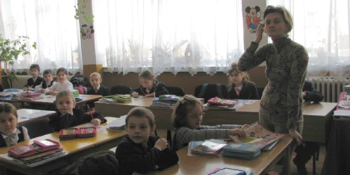 Învăţătoarea Cătălina Aciobăniţei susţine că face ore suplimentare cu doar doi-trei elevi