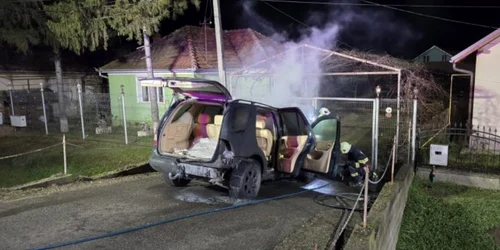 Masina incendiată, Satu Mare, foto facebook jpg