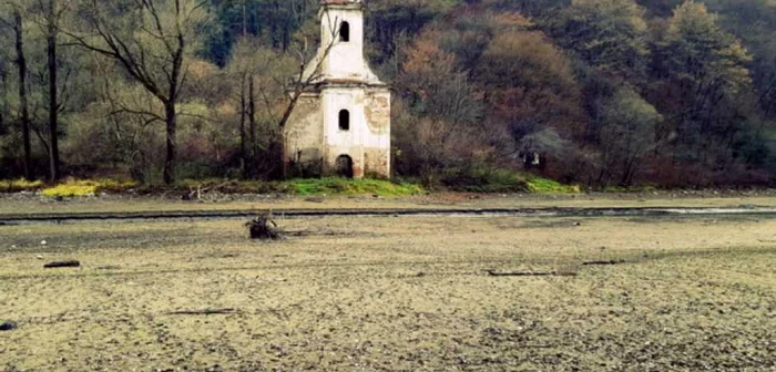 Biserica Lacului Cinciş după scăderea nivelului apei. VIDEO: Daniel Guţă. ADEVĂRUL.