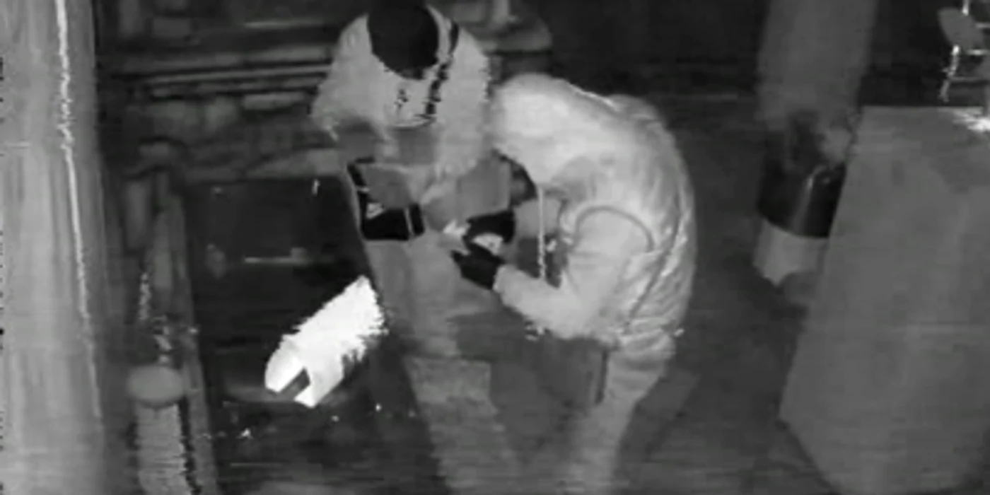 Pe imaginile surprinse de o cameră de supraveghere se vede cum doi dintre ei, mascaţi, au intrat în sediul firmei şi au luat banii, timp în care cel de-al treilea stătea de şase