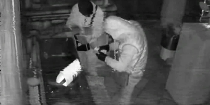 Pe imaginile surprinse de o cameră de supraveghere se vede cum doi dintre ei, mascaţi, au intrat în sediul firmei şi au luat banii, timp în care cel de-al treilea stătea de şase