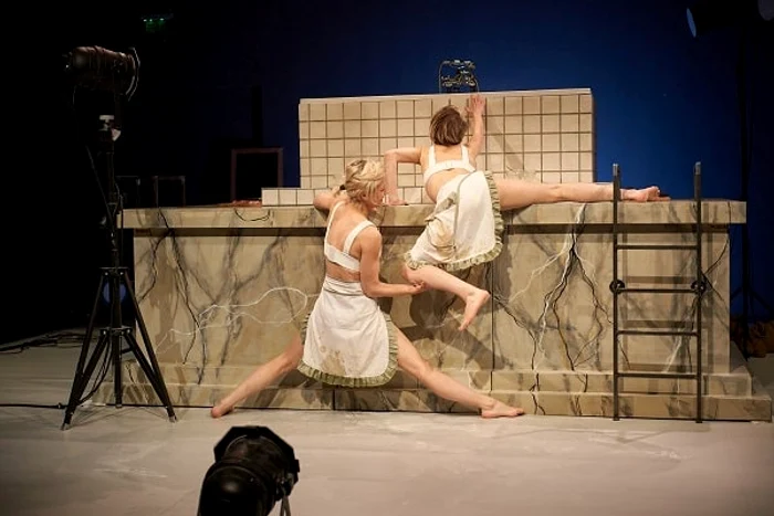 Actori în spectacolul „Cassandra” la Teatrul Apollo111