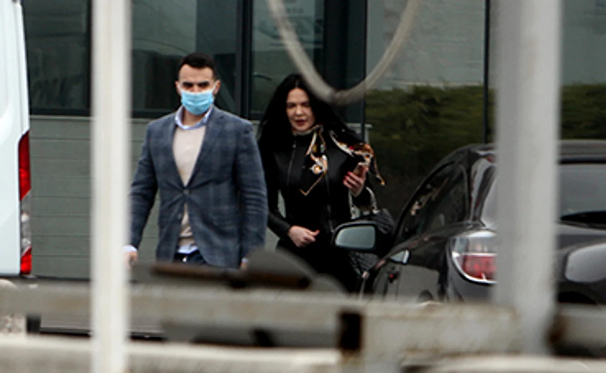 
    Cei doi au venit cu Bentley ul alb  