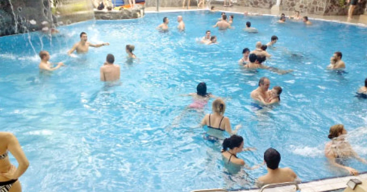 După masa de Crăciun bogată în calorii, mişcarea în piscină a prins bine tuturor