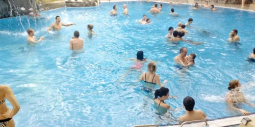 După masa de Crăciun bogată în calorii, mişcarea în piscină a prins bine tuturor
