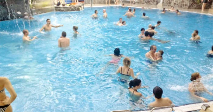 După masa de Crăciun bogată în calorii, mişcarea în piscină a prins bine tuturor  