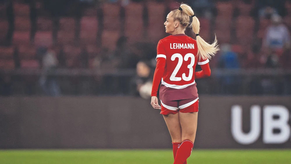 Ce face Alisha Lehmann când vine acasă și nu o vede nimeni. Fotbalista și-a vărsat năduful pe hateri