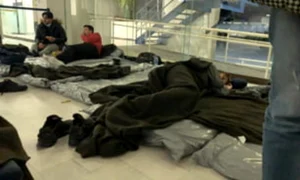 turist doarme pe jos jpeg