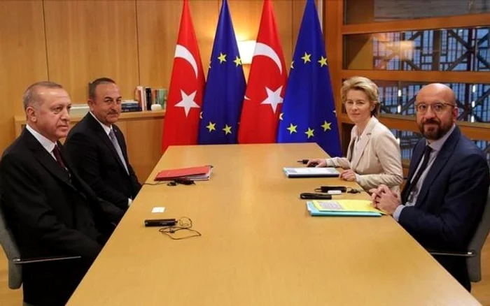 Preşedintele Turciei Recept Erdogan şi ministru de externe, Mevlut Cavasoglu, la discuţii cu preşedinte CE, Ursula von der Leyen şi preşedintele Consiliului European, Charles Michel