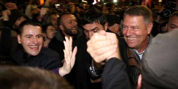 Klaus Iohannis soseste in Piata Universitatii foto mediafax