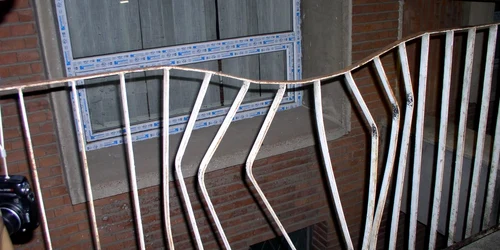 Balustrada îndoită de impactul cu corpul pacientului