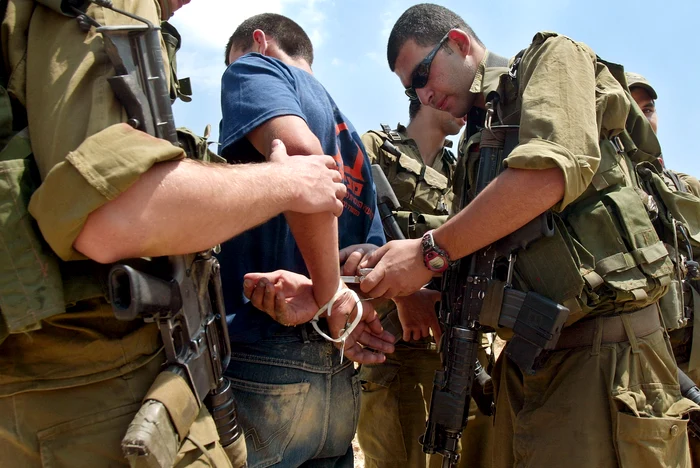 Palestinian reținut de soldați israelieni. Imagine cu caracter ilustrativ Foto Getty Images