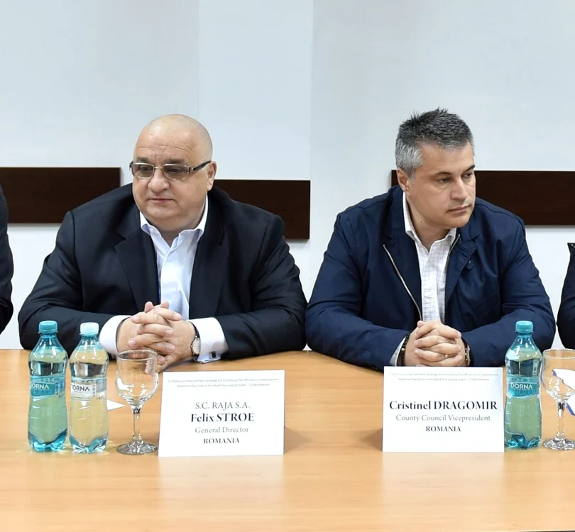 Felix Stroe şi Cristinel Dragomir - la aceeaşi masă, dar privind în direcţii opuse Sursă foto RAJA Constanţa