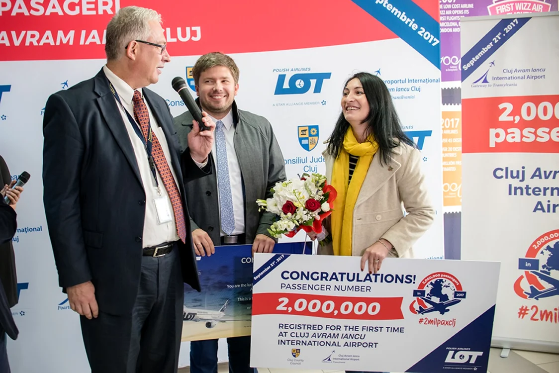 Directorul Aeroportului Cluj, David Ciceo, sărbătorea cu o zi înainte de demitere psagerul cu numărul 2.000.000. FOTO: airportcluj.ro