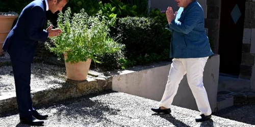 Emmanuel Macron intampinand-o pe Angela Merkel la Front de Bregancon FOTO EPA-EFE