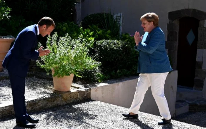 Emmanuel Macron întâmpinând-o pe Angela Merkel la Front de Bregancon FOTO EPA-EFE