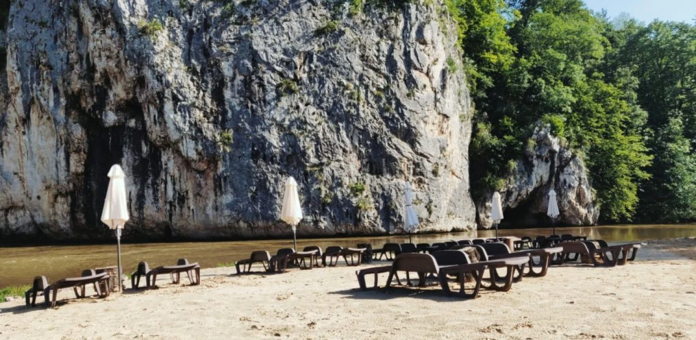 Plaja din Şuncuiuş seamănă cu o cunoscută plajă din Thailanda. FOTO Calator in bascheti