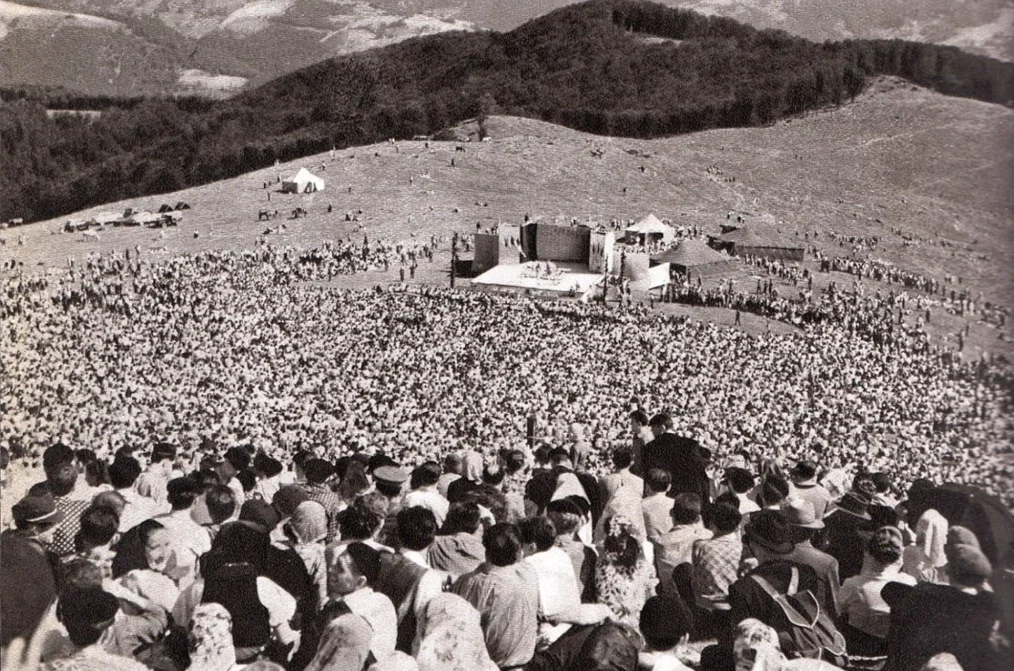 Mulţimea uriaşă de oameni la ”Târgul de Fete” din 1963. Foto: Alexandru-Sandu Mendrea