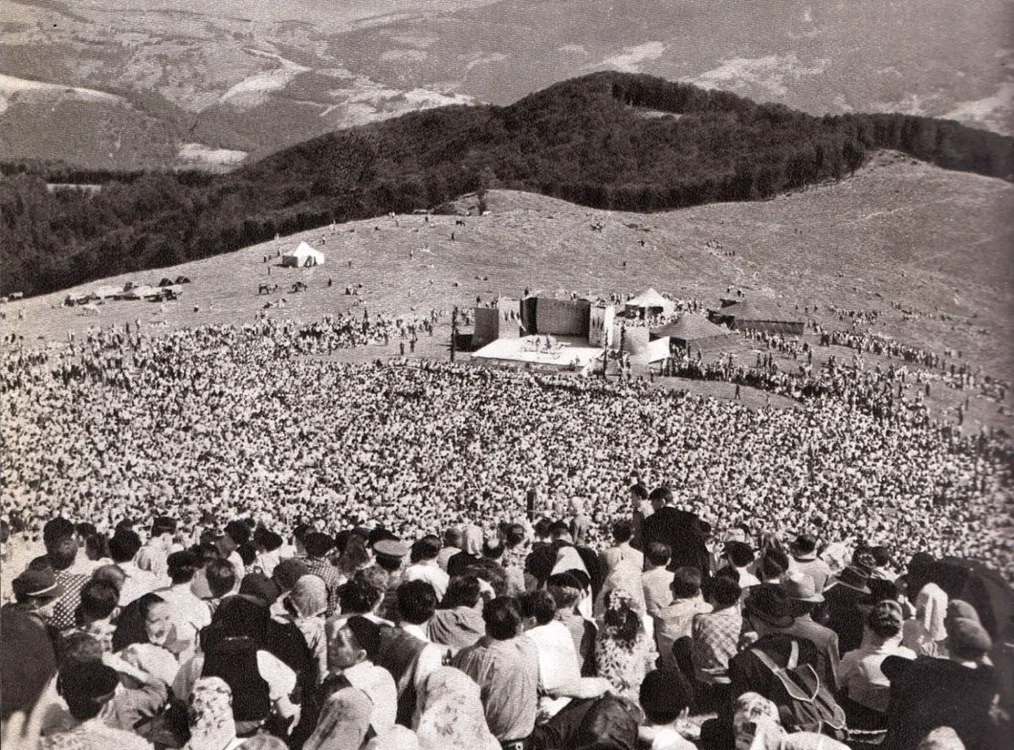 Mulţimea uriaşă de oameni la ”Târgul de Fete” din 1963. Foto: Alexandru-Sandu Mendrea
