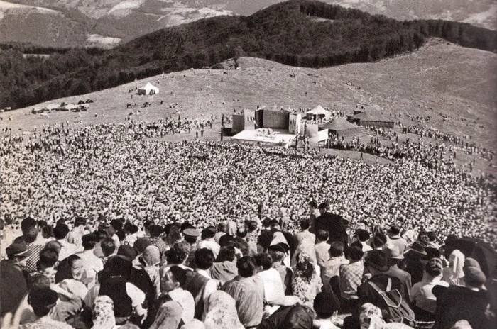 Mulţimea uriaşă de oameni la ”Târgul de Fete” din 1963. Foto: Alexandru-Sandu Mendrea