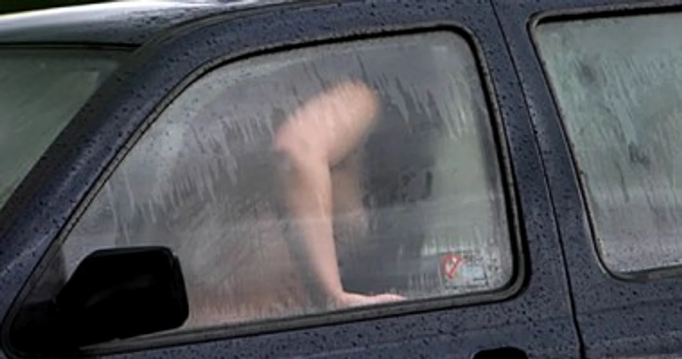 Bărbatul şi-a lăsat fiicele în maşină, pe o căldura toropitoare, în timp ce făcea sex cu o femeie