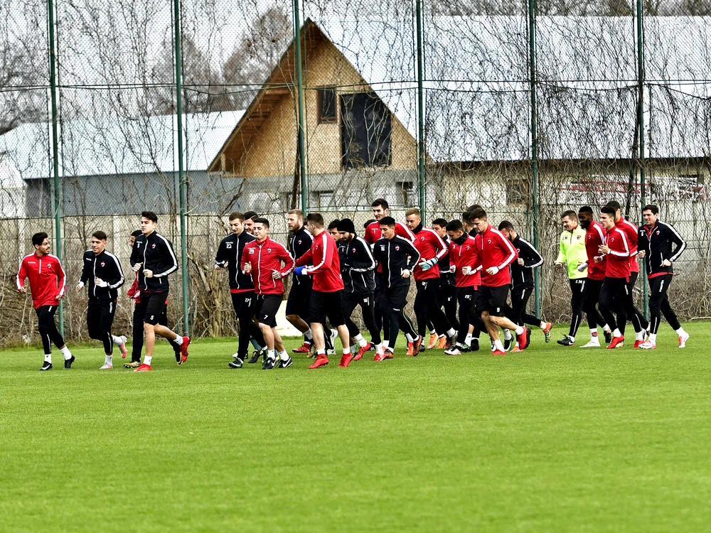 
    Dinamo și-a anulat antrenamentul, iar lotul de jucători s-a retras la SăfticaFoto: sportpictures.eu  