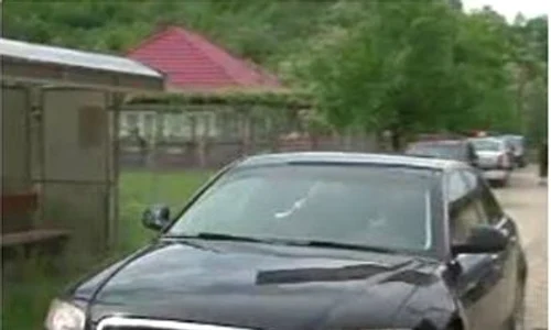 Audi A8, mașina cu care Înaltpreasfințitul a mers în comuna Podari jpeg