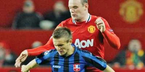 Ionuţ Neagu (albastru) s-a călit în duelurile cu Wayne Rooney din Liga Campionilor