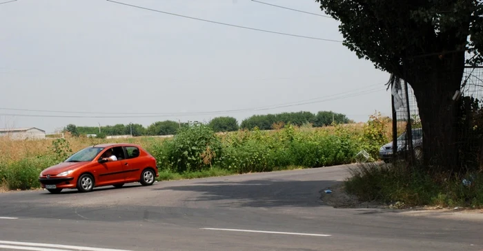 Intersecţia străzii principale cu cea secundară nu era semnalizată cu indicatoare rutiere de mai mult timp   FOTO Florentin Coman