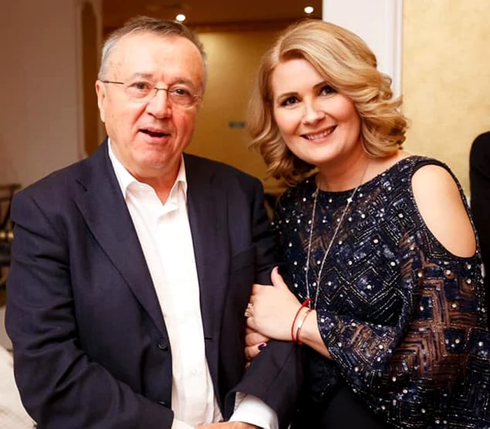 
    Ion Cristoiu, printre invitaţii Sandrei Stoicescu la botezul SareiFoto: arhivă personală  