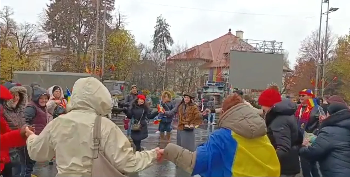 Românii au încins hora la Arcul de Triumf, în ciuda ploii