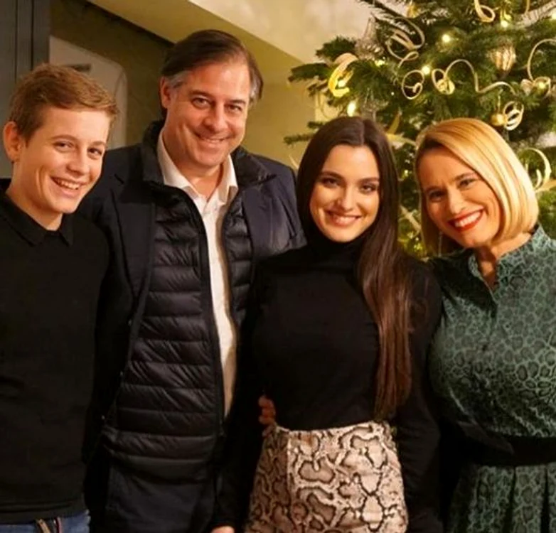 Soții Eram, alături de cei doi copii ai lor, Alexia și Aris