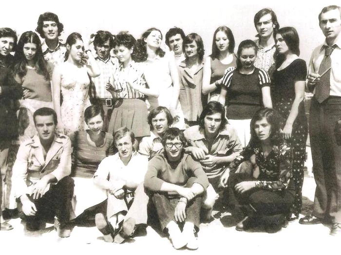 Horațiu Mălăiele și colegi din promoția 1975 FOTO http://aarc.ro/articol/promotia-1975-sectia-actori