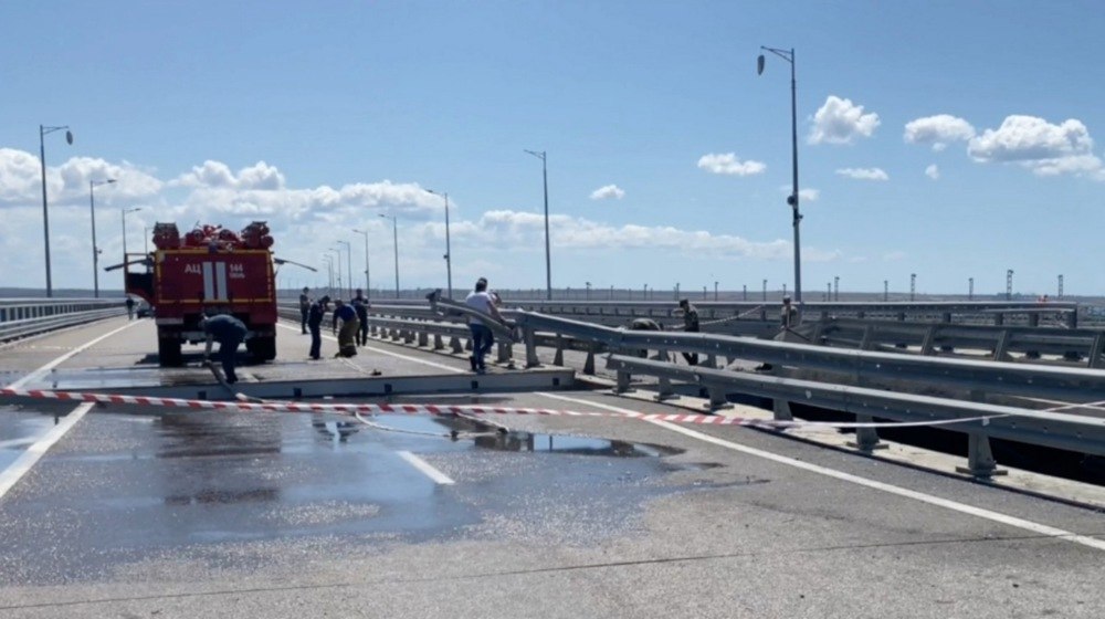 Kievul a confirmat lovitura cu drone submarine asupra podului Crimeei. Atacul semnalează un punct de turnură în războiul maritim