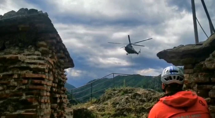 Echipamentele au fost transportate pe vârf de munte cu elicopterul. Captură video Salvamont Argeş