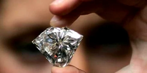 Diamantul a fost estimat la 12.000 de euro