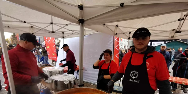 Fasole cu cârnați în centrul Timișoarei de Ziua Națională FOTO Ștefan Both