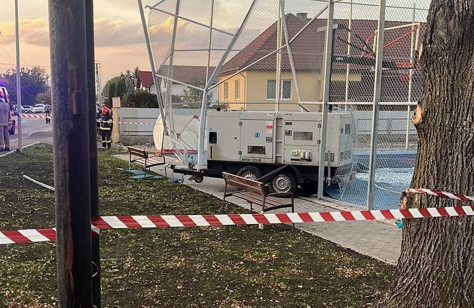 O femeie din Brașov a murit după ce a fost lovită, pe trotuar, de remorca unei maşini care s-a desprins în mers