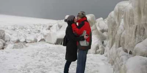 Îndrăgostiţii, parte din peisajul hibernal de la malul mării