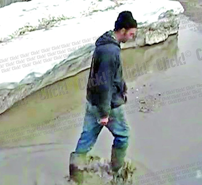 
    Martie 2012- Buzoienii “înoată” pe străzile  din comuna Smeeni (FOTOGRAFII: IULIAN BUNILĂ)  