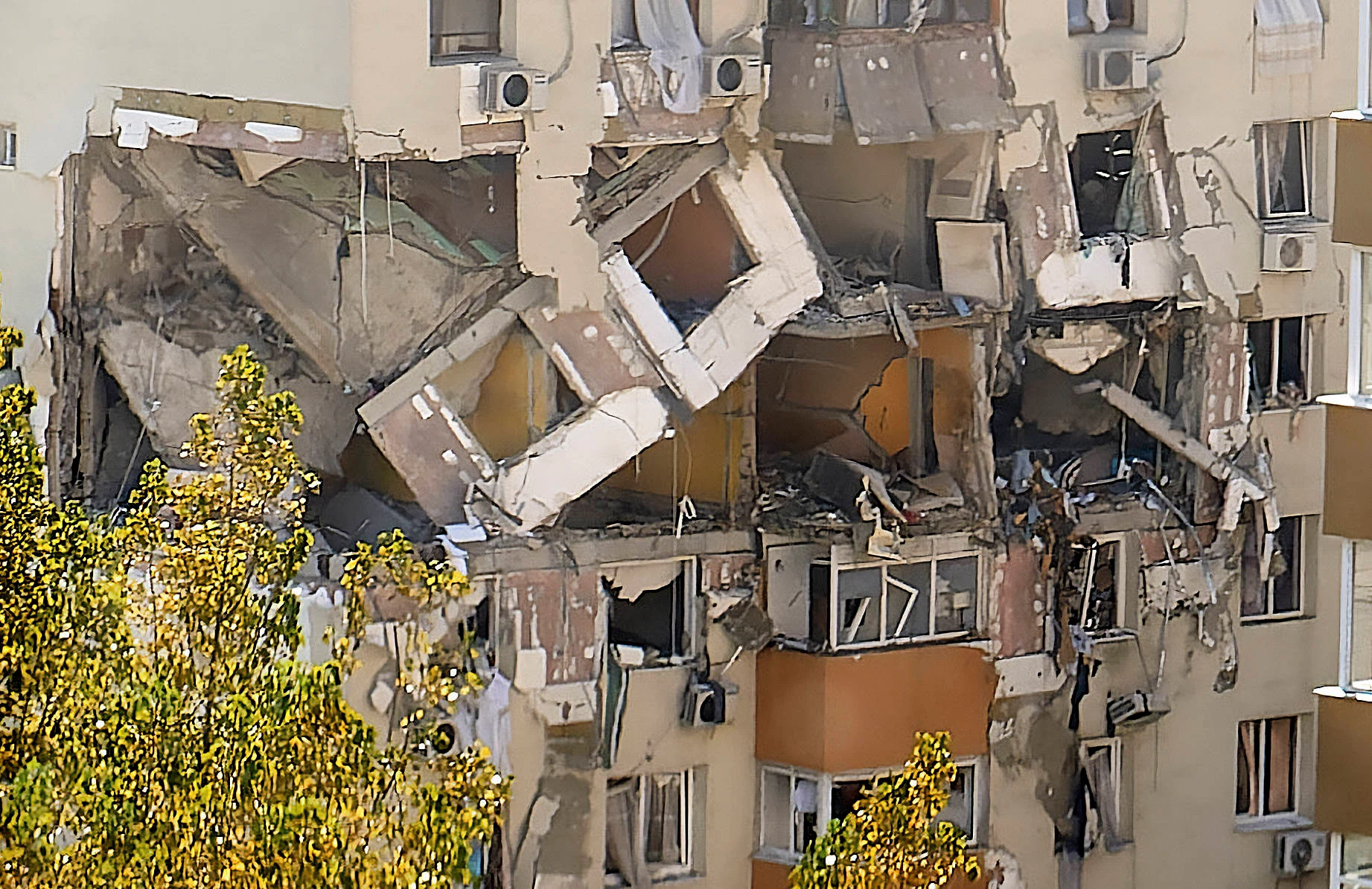 Administratora blocului care a explodat, audiată: pe cine acuză că a rupt sigiliul