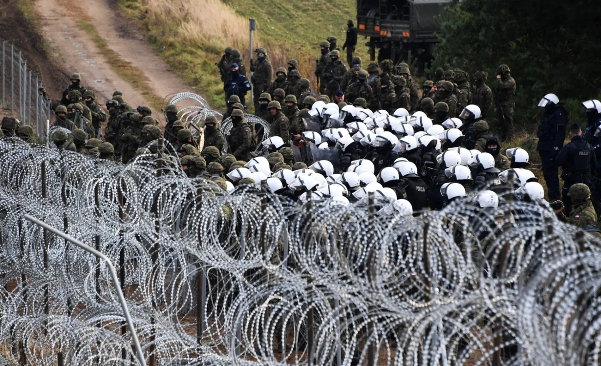 Soldaţii polonezi la graniţa cu Belarusul încearcă să stopeze valul de migranţi. Foto Profimedia
