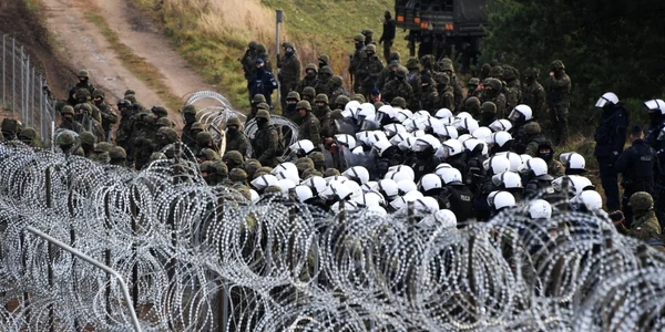 Soldaţii polonezi la graniţa cu Belarusul încearcă să stopeze valul de migranţi. Foto Profimedia