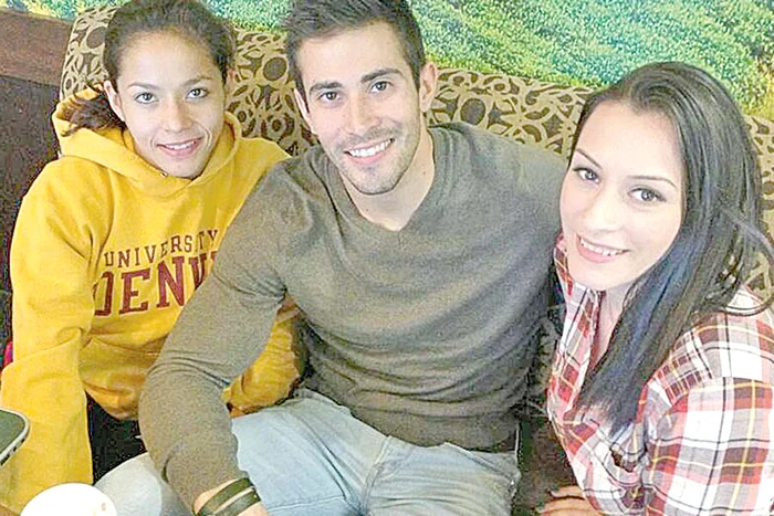 Cătălina Ponor,  alături de Tommy  Ramos, dar şi de  multiplele campioane  Svetlana Boghinskaia, Oksana Şuşovitina  şi Anna Pavlova,  după unul dintre  antrenamentele  din SUA