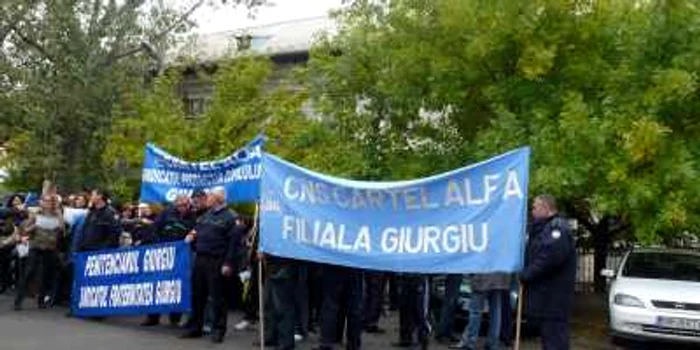 Sindicaliştii au protestat în faţa sediului PDL Giurgiu